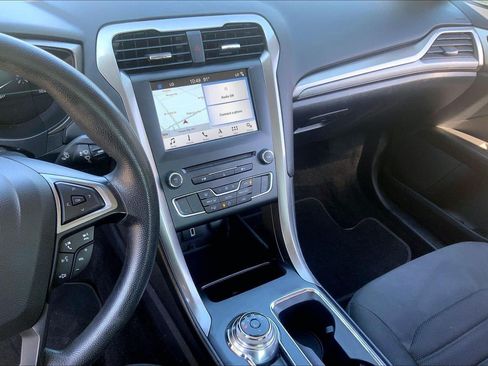 Used 2018 Ford Fusion SE w/ Fusion SE Technology Package FWD image 6