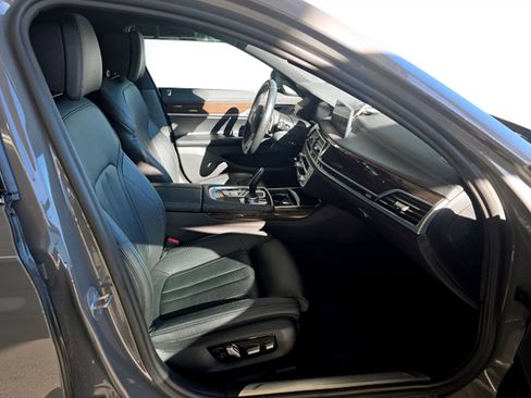 Used 2021 BMW 740i w/ M Sport Package image 6