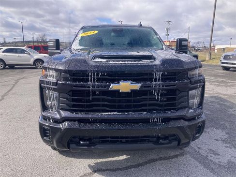 Used 2024 Chevrolet Silverado 2500 Custom w/ Custom Value Package image 9