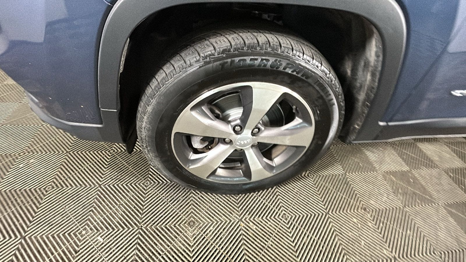 Used 2020 Jeep Cherokee Limited AWD/4WD image 11
