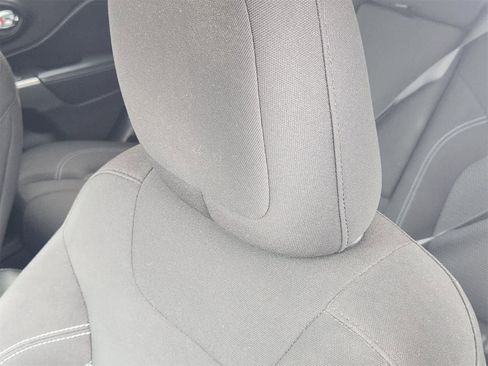 Used 2019 Jeep Cherokee Latitude w/ Popular Appearance Group image 14