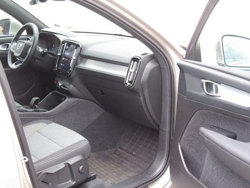 Used 2024 Volvo XC40 B5 Core AWD/4WD image 17