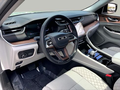 Used 2023 Jeep Grand Cherokee L Summit w/ Luxury Tech Group V AWD/4WD image 26