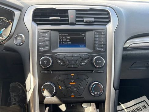 Used 2017 Ford Fusion SE FWD image 2
