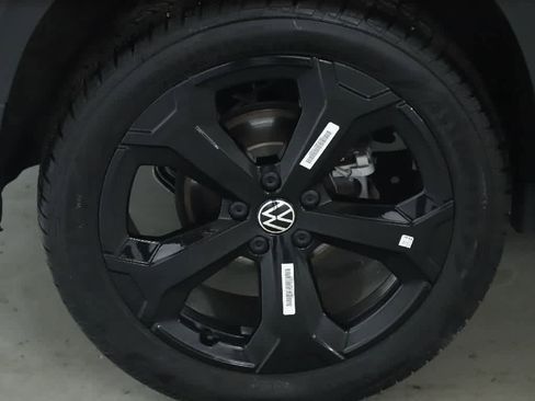 Certified 2025 Volkswagen Taos SE image 12