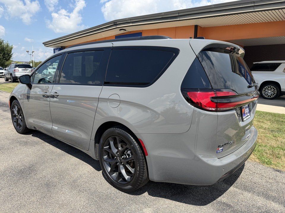 Used 2025 Chrysler Pacifica Limited FWD image 3