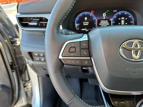 Used 2025 Toyota Highlander Platinum image 10