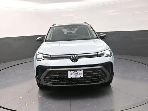 New 2026 Volkswagen Taos SE image 2