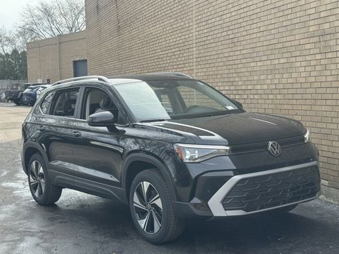 New 2026 Volkswagen Taos SE image 2