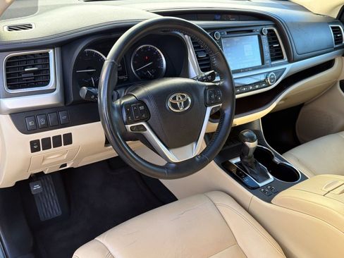 Used 2019 Toyota Highlander XLE FWD image 4
