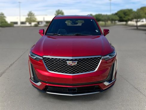 Used 2022 Cadillac XT6 Premium Luxury w/ Technology Package image 2