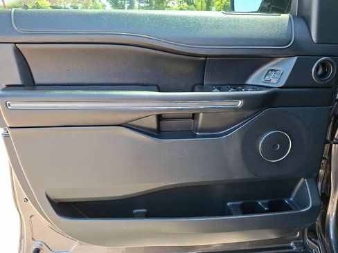 Used 2019 Ford Expedition XLT w/ Equipment Group 202A AWD/4WD image 11