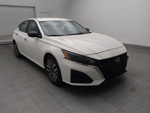 Used 2025 Nissan Altima 2.5 SV FWD image 13