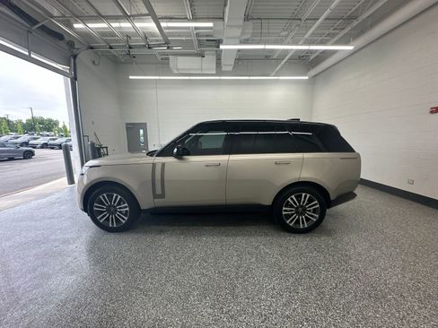 Used 2025 Land Rover Range Rover SE AWD/4WD image 6