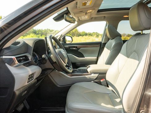 Used 2022 Toyota Highlander Platinum AWD/4WD image 11