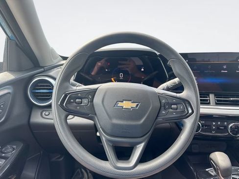 Used 2025 Chevrolet Trax LT FWD image 14
