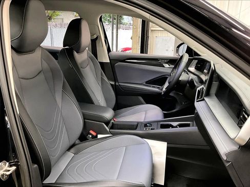 New 2026 Volkswagen Tiguan SE image 30