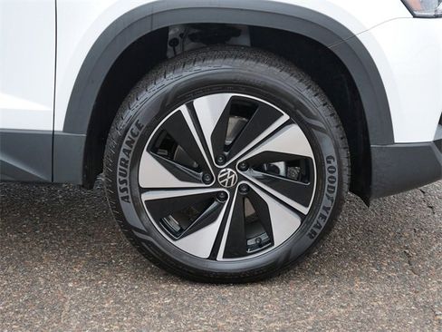 Certified 2025 Volkswagen Taos SE image 9