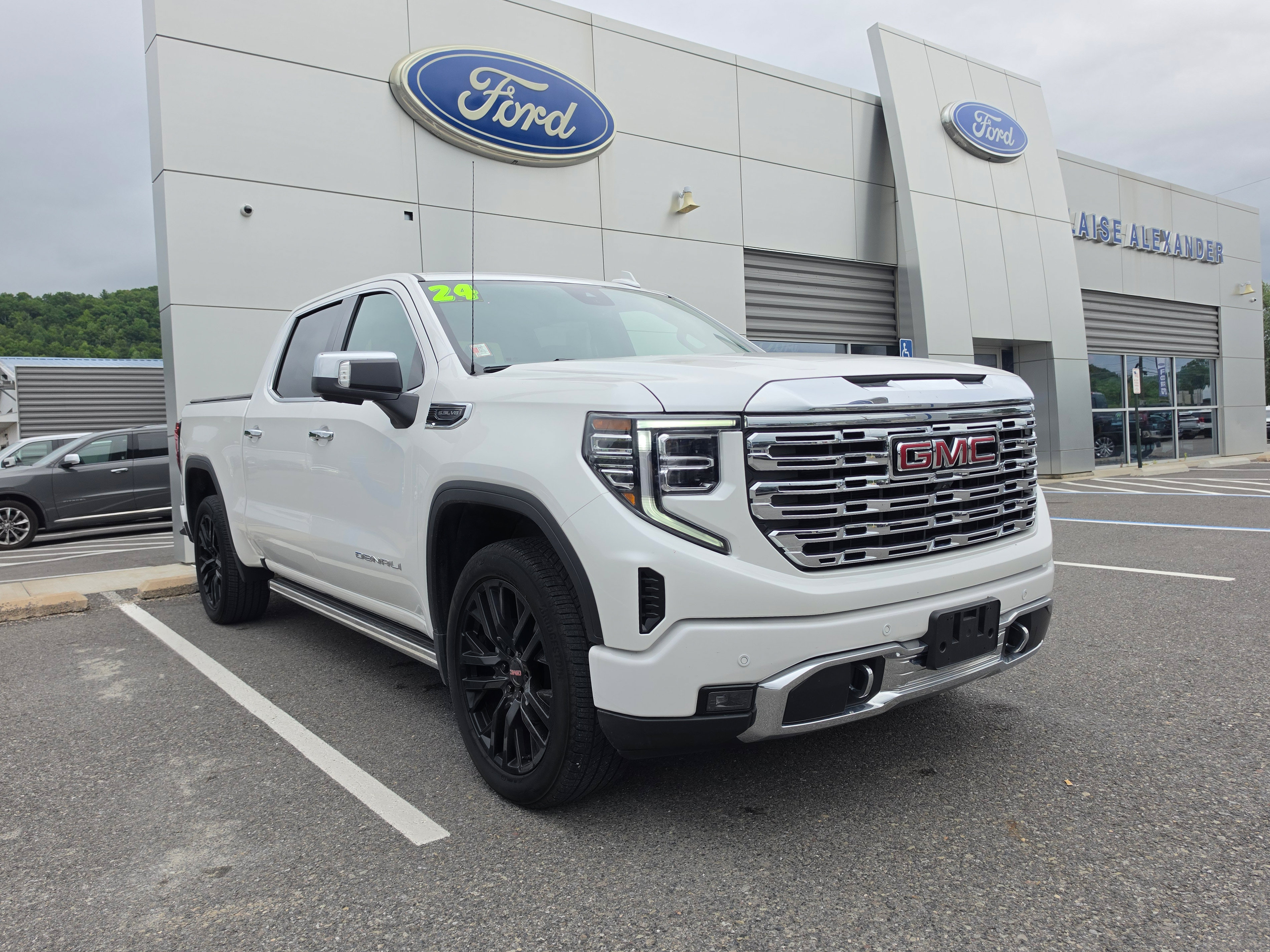 Used 2024 GMC Sierra 1500 Denali AWD/4WD image 1