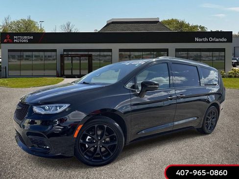 Used 2025 Chrysler Pacifica Limited FWD image 1