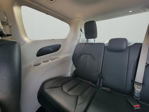 Used 2018 Chrysler Pacifica Touring-L image 31