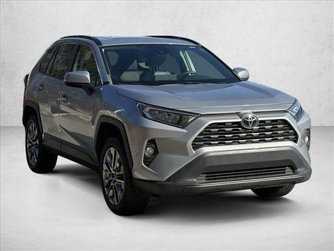 Used 2021 Toyota RAV4 XLE Premium image 3