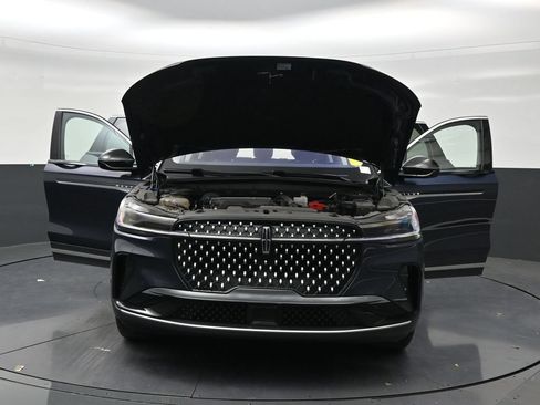 Used 2024 Lincoln Nautilus Premier AWD/4WD image 32