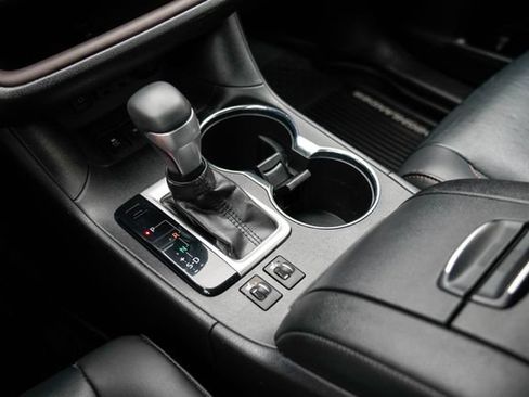 Used 2019 Toyota Highlander XLE AWD/4WD image 24