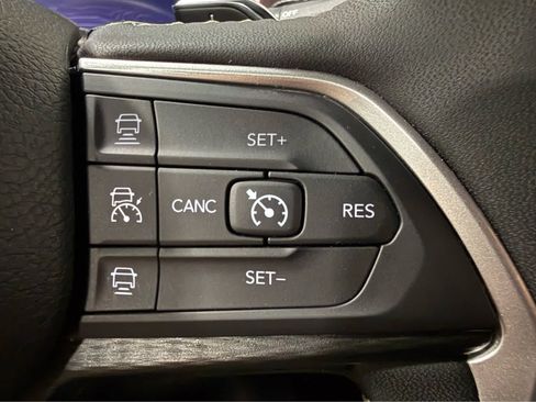 Used 2024 Jeep Grand Cherokee Altitude AWD/4WD image 19