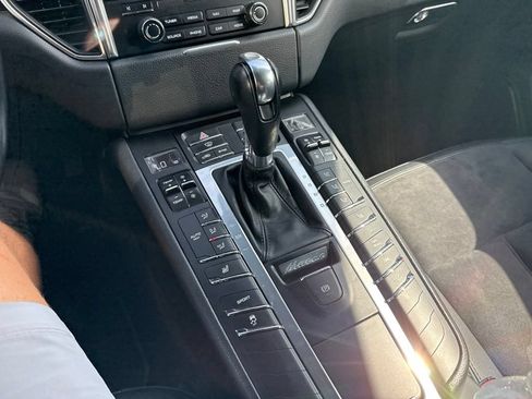 Used 2018 Porsche Macan AWD/4WD image 21