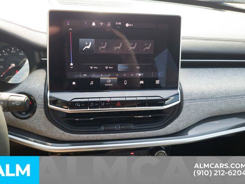 Used 2024 Jeep Compass Latitude image 8