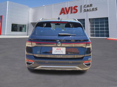 Used 2025 Volkswagen Taos SE AWD/4WD image 5
