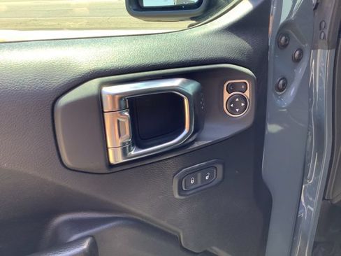 Used 2025 Jeep Wrangler Unlimited Rubicon w/ Convenience Group AWD/4WD image 10