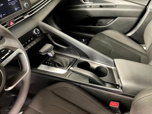 Used 2022 Hyundai Elantra SEL FWD image 17