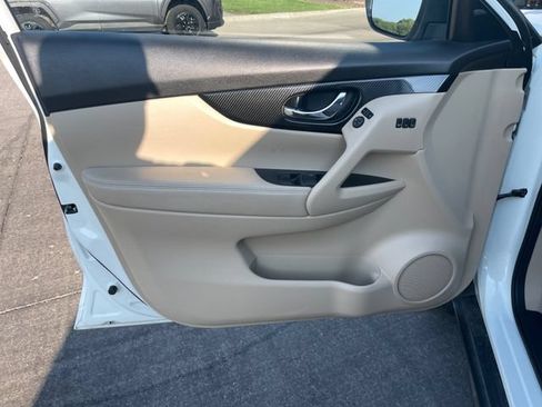 Used 2018 Nissan Rogue SL w/ Premium Package AWD/4WD image 11