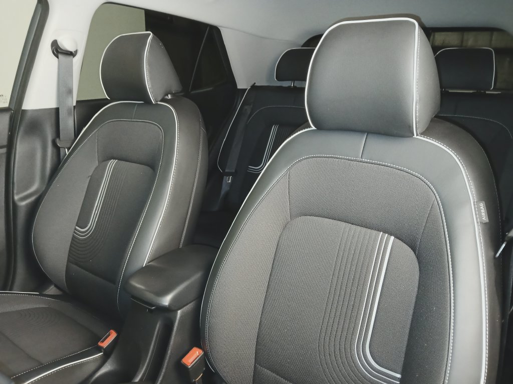 Used 2024 Hyundai Venue Limited FWD image 11