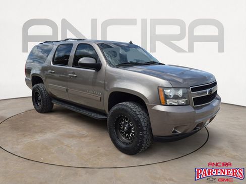 Used 2013 Chevrolet Suburban LT image 1