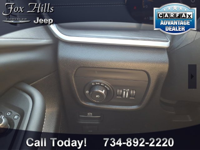 Certified 2025 Jeep Grand Cherokee Limited w/ Black Appearance Package AWD/4WD image 16