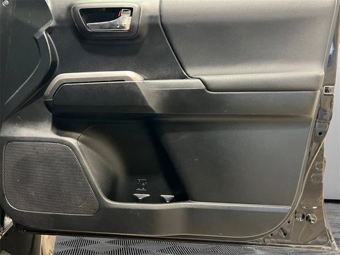 Used 2017 Toyota Tacoma TRD Sport image 13
