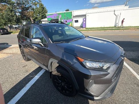 Used 2021 Toyota RAV4 LE AWD/4WD image 8
