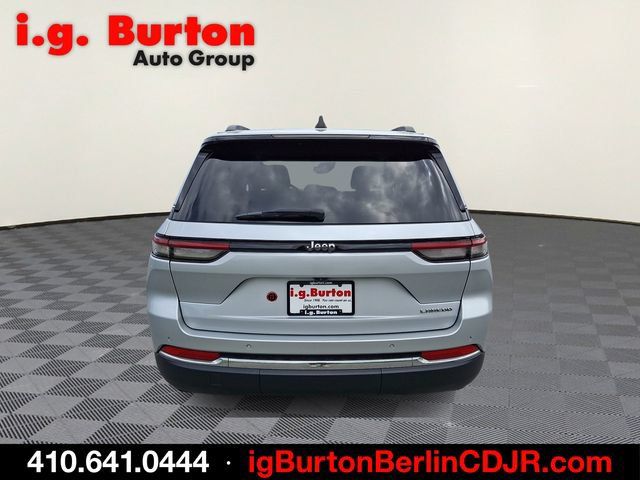 Used 2023 Jeep Grand Cherokee Laredo RWD image 5