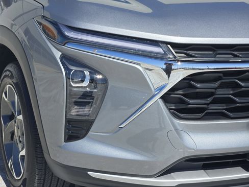 Used 2025 Chevrolet Trax LT w/ LT Convenience Package image 10