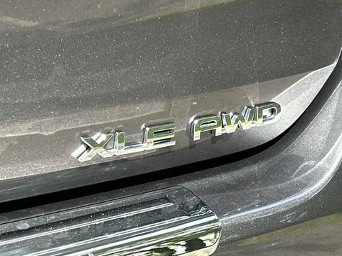 Used 2025 Toyota Highlander XLE AWD/4WD image 12