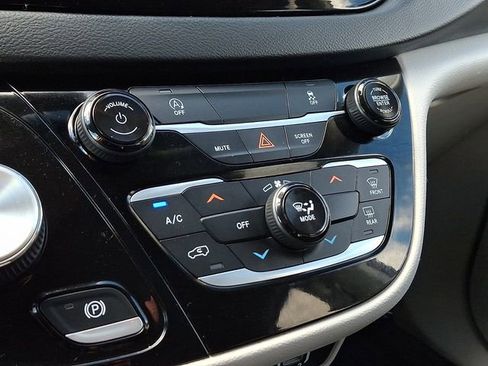 Used 2023 Chrysler Voyager LX image 16