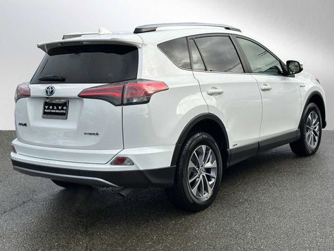 Used 2018 Toyota RAV4 LE image 3