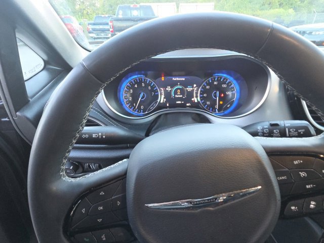 Used 2025 Chrysler Pacifica Limited FWD image 12