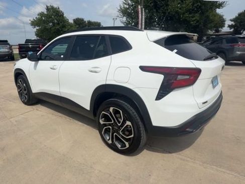 Certified 2025 Chevrolet Trax RS w/ Sunroof Package FWD image 6