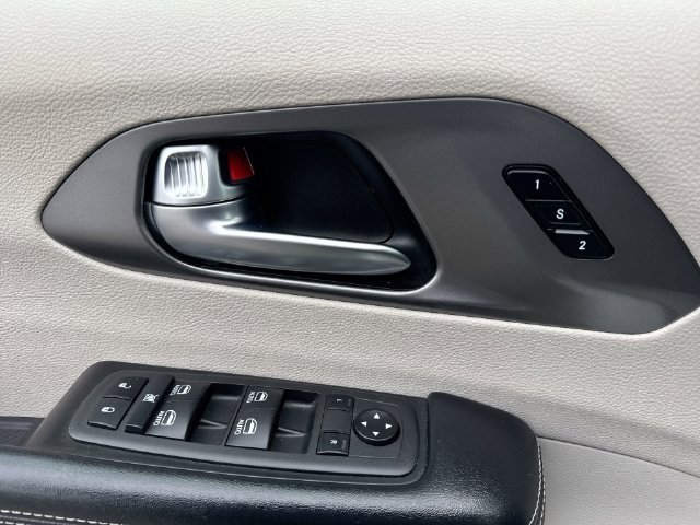Used 2022 Chrysler Pacifica Touring-L w/ Uconnect Theater Family Group FWD image 23