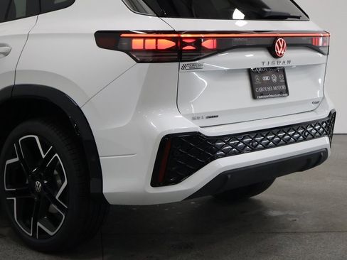 New 2026 Volkswagen Tiguan SEL R-Line image 10