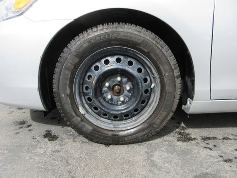 Used 2010 Toyota Camry LE image 18